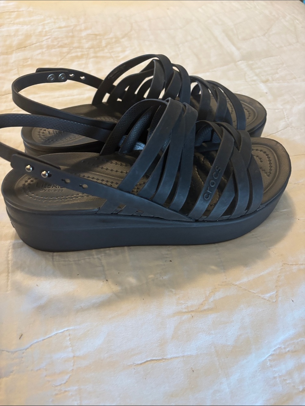 CROCS Women’s Brooklyn Black Strappy Slingback Sandals - Picture 4 of 6